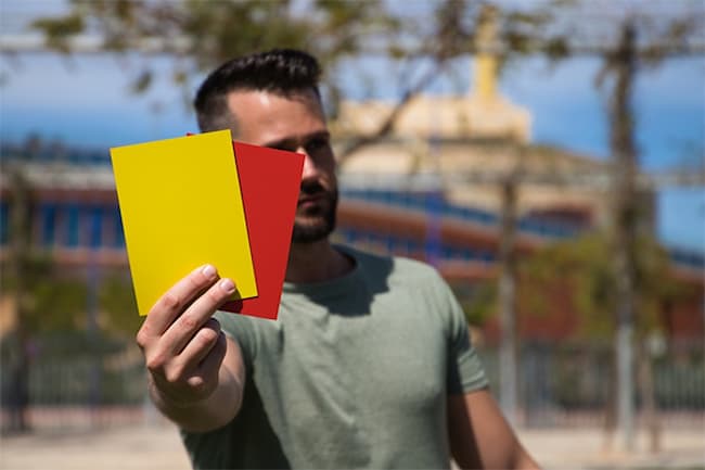 Thẻ vàng thẻ đỏ ra đời từ ý tưởng của ai?
